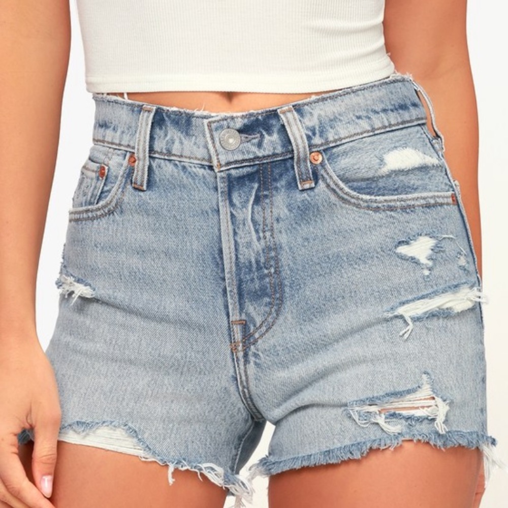 Levi’s wedgie fit light blue wash distressed short